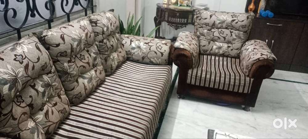 Good condition 3seater sofa and 2 chairs