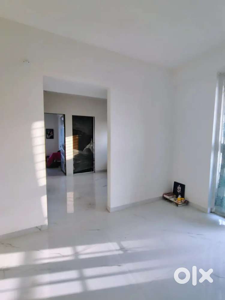 Female roommate required