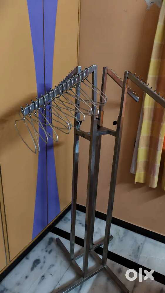 Cloth hanger for showroom and exhibition