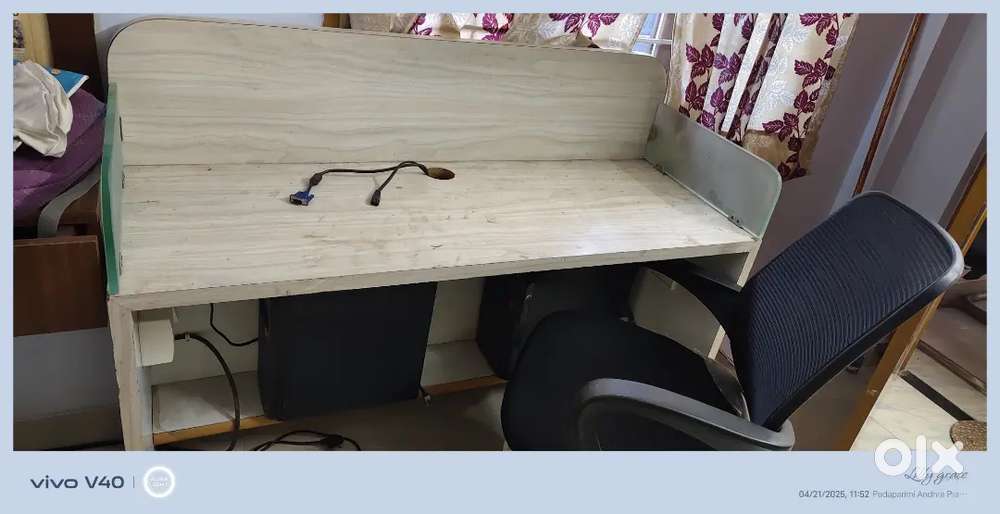 New conditioned Office table and chair