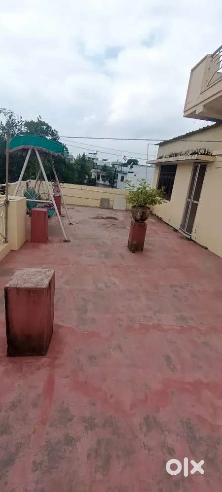 1BHK available for only vegetarian small family.