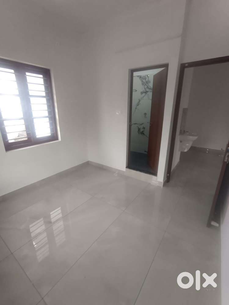 PALARIVATTOM LADIES/FAMILY 2BHK UNFURNISHED 1st FLOOR HOUSE