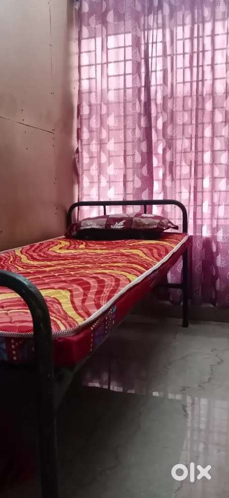 BOYS HOSTEL Statue near Gandhari Amman Covil, ROOMS  available.