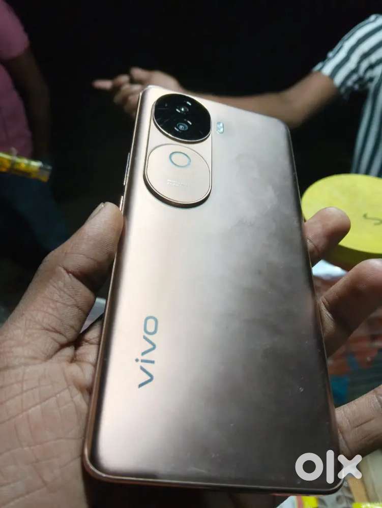 Vivo V40e 5G. 18000 Condition good. Money problem