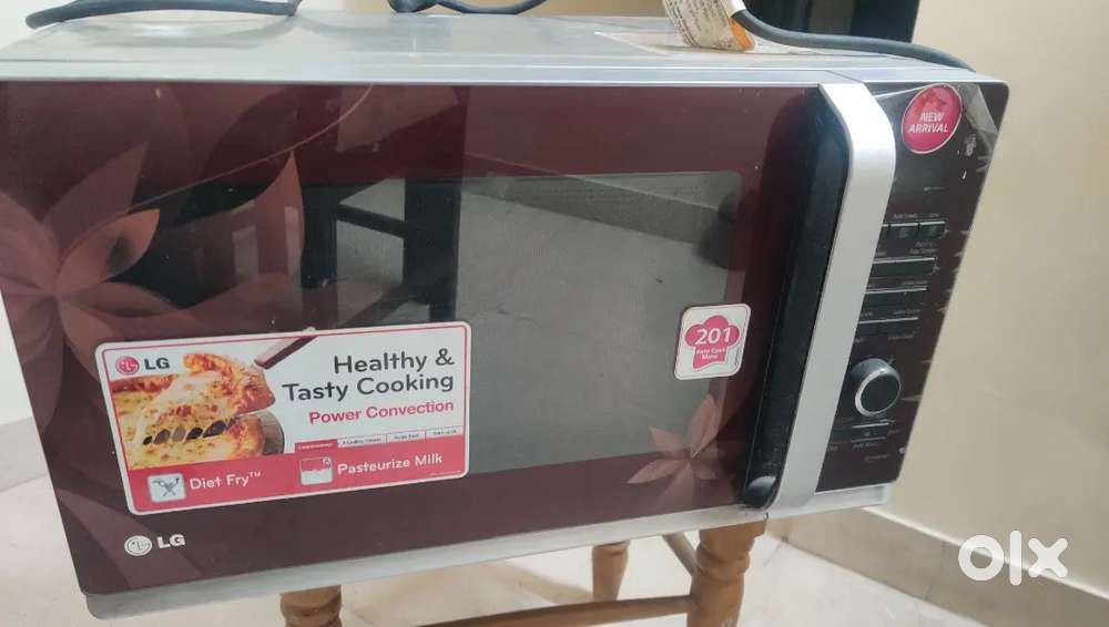 Selling a hardly used and great condition 32L LG Microwave