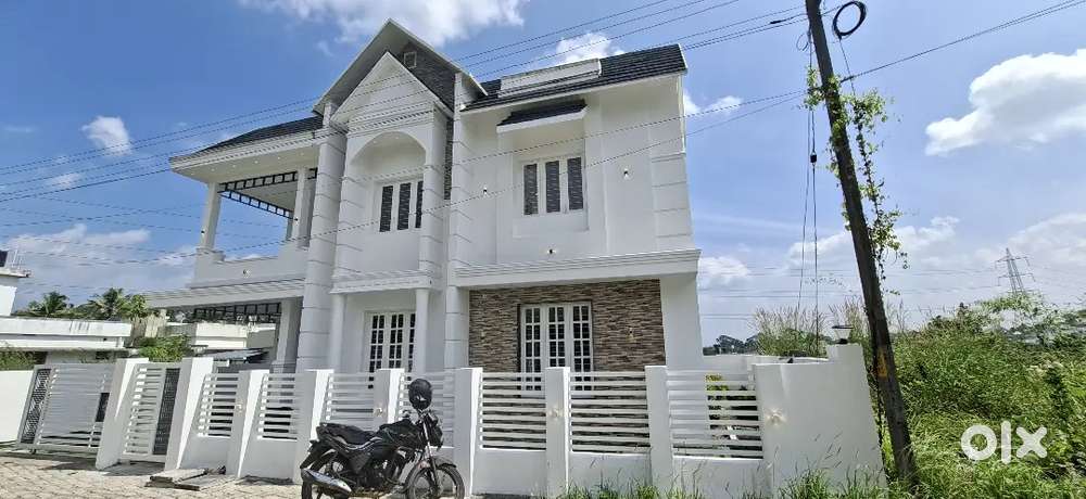 THEVAKKAL 5 CENT 2400 SQFT 4 BED HOUSE FOR SALE.