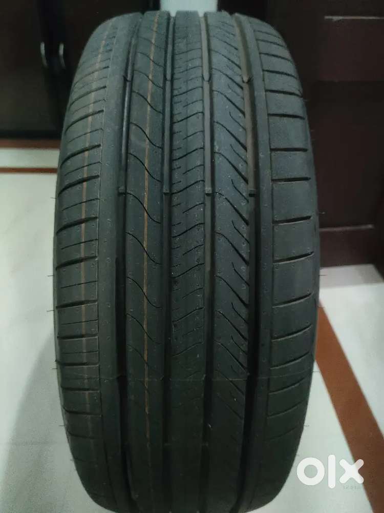 Toyota Innova Hycross ZX 18 tyre