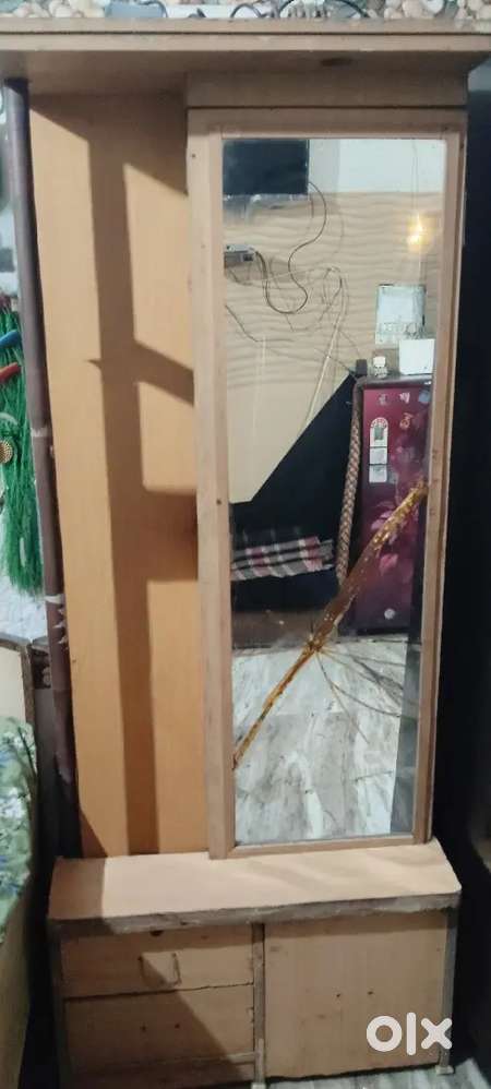 Dressing table but glass is broken