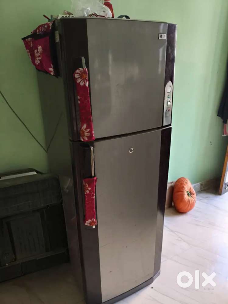Lg double door refrigerator top condition never repaired.