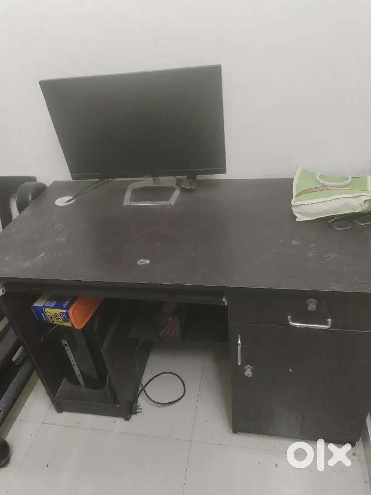 Computer table
