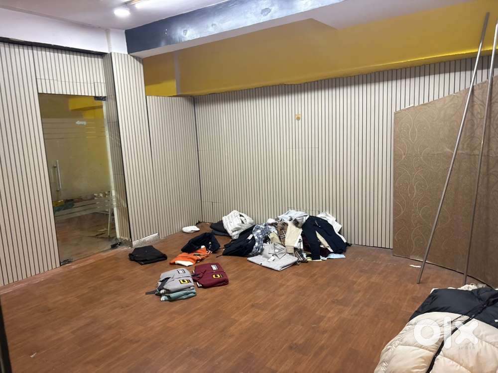 Co sharing comercial space / showroom / Retails space available on Ren