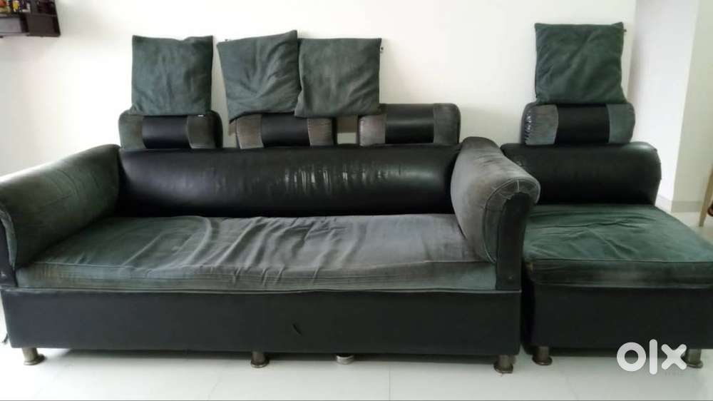 sofa set containing 2 chairs