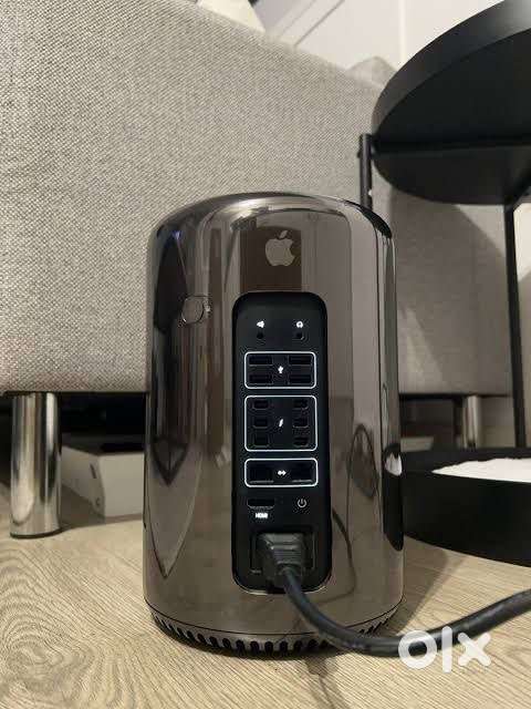 apple Mac pro ( cylinder)