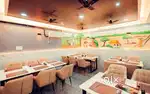 I want hotal waiter's 2 girls  acombination available room food