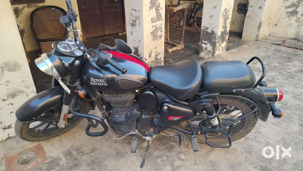 Classic 350 Dark stealth black