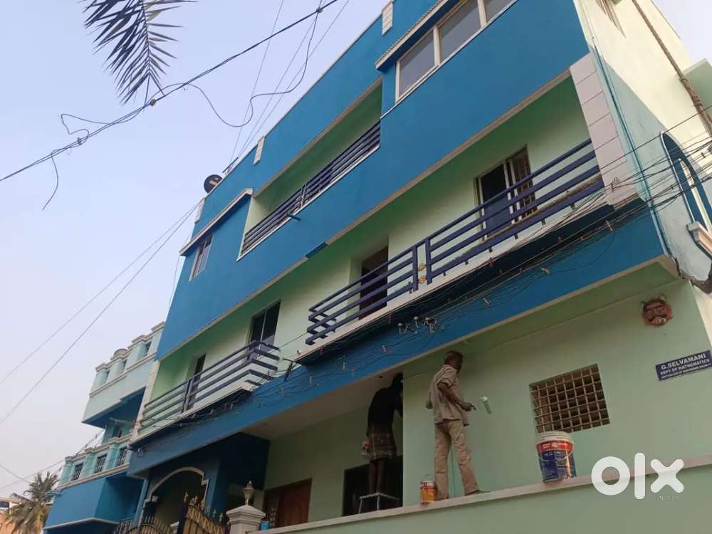 House for rent close to 5 Roads. Bachelors allowed.