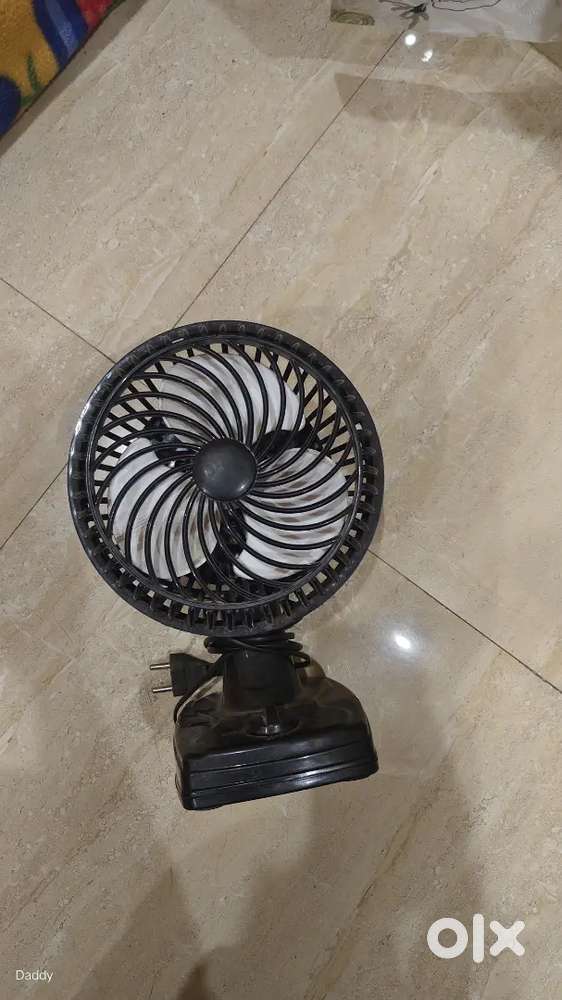 Selling table fan and skates and keyboard