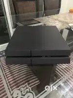 Ps4 with one controller and 1 game