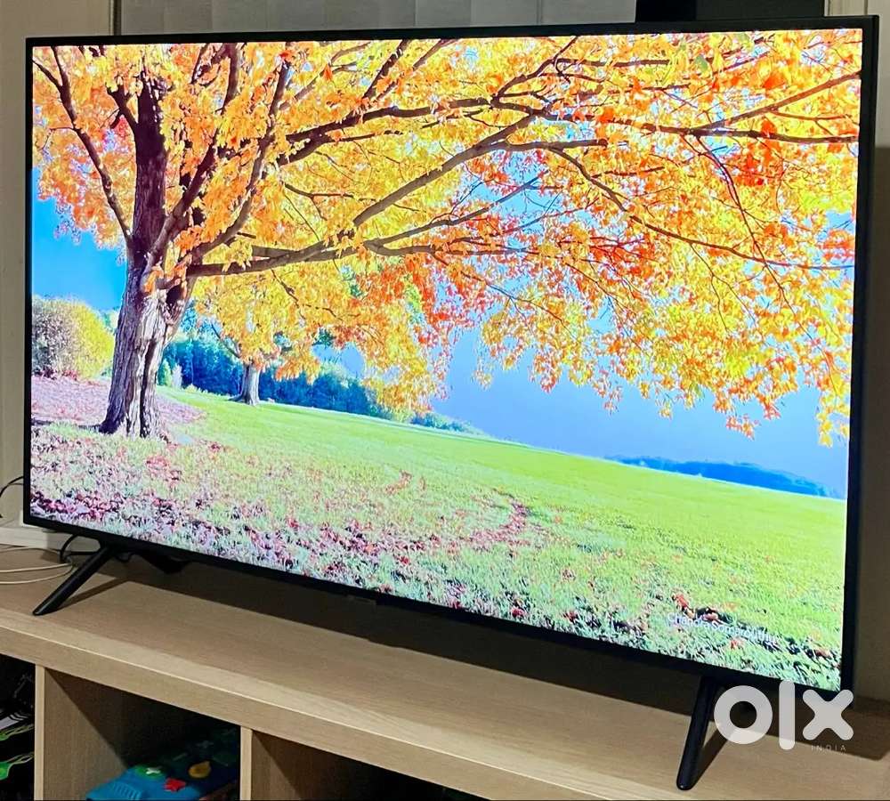 New 4k 43inchh Smart UHD LED TV FRAMELESS BRIGHT COLOUR SURROUND SOUND
