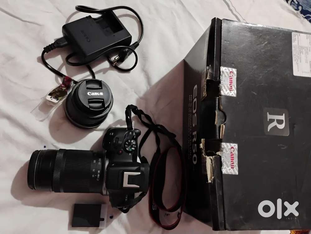 Canon EOS R50 camera Duel lance 2024