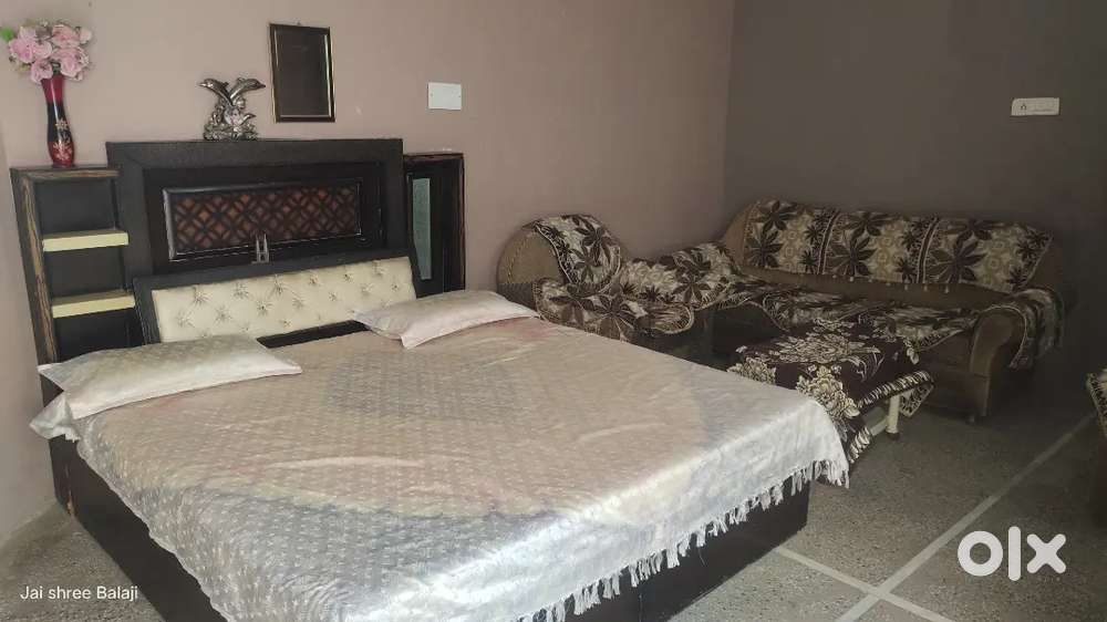 1 room available for girls, working lladies