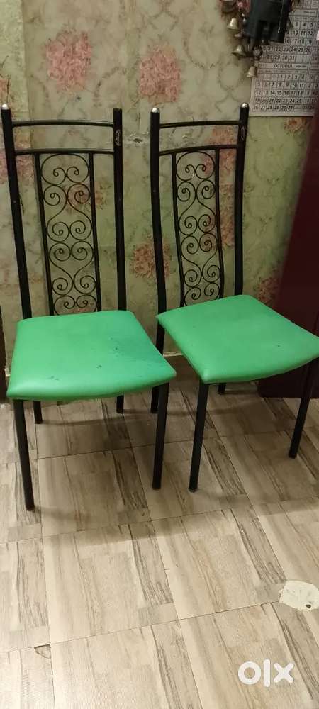 Glass dinning table with four chair