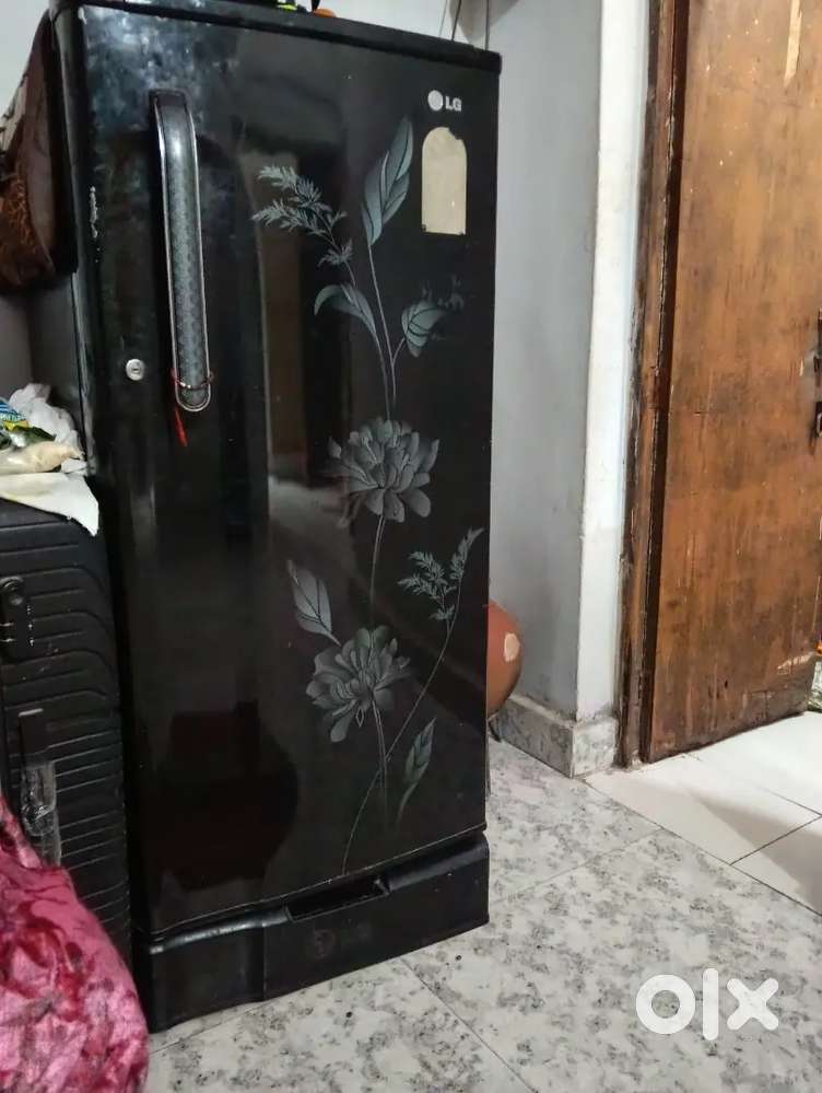 Bechna hai Lg fridge 4000 me