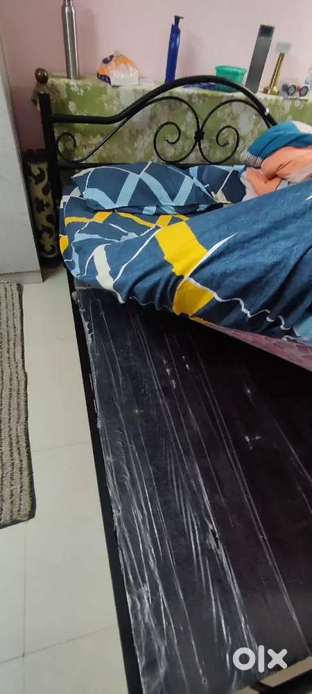 Iron queen size bed with Sleepwell Mattress for sell