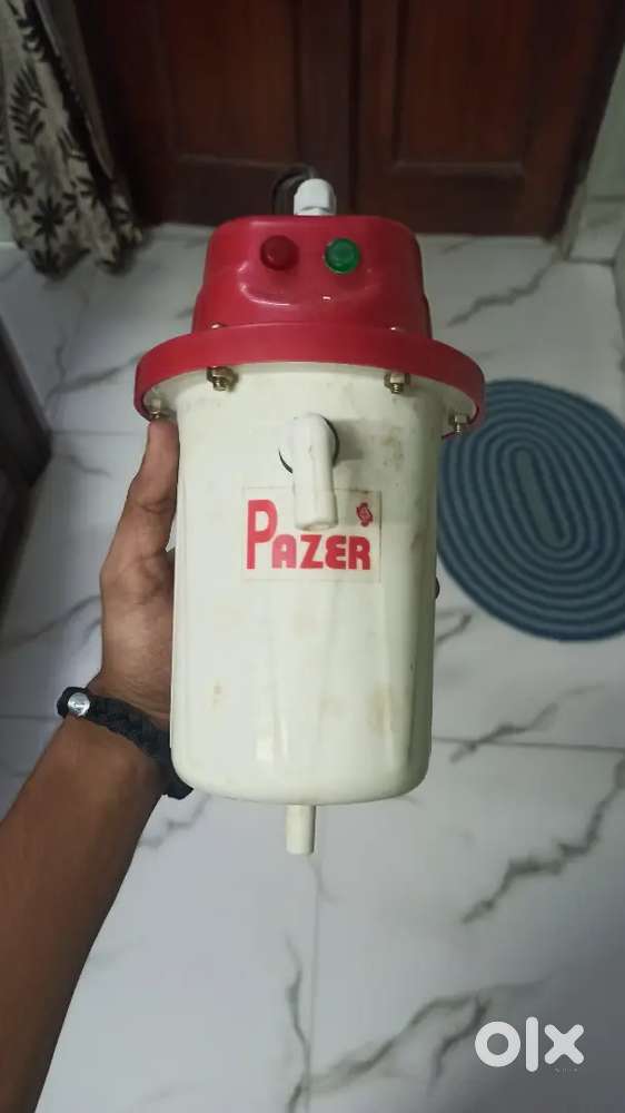 Instant hot water geyser