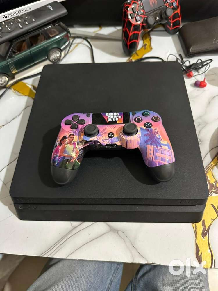 Ps4 with 2 new controllers