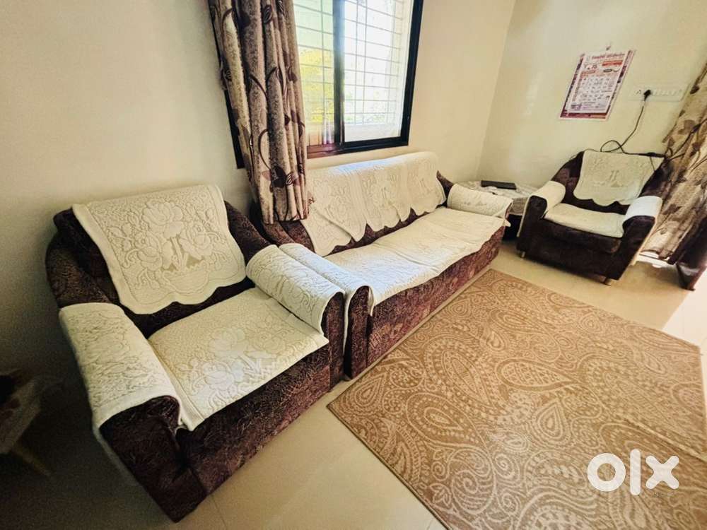Well-Maintained Maharaja Sofa Set (3+2 Seater) – ₹18,000 (Negotiable)