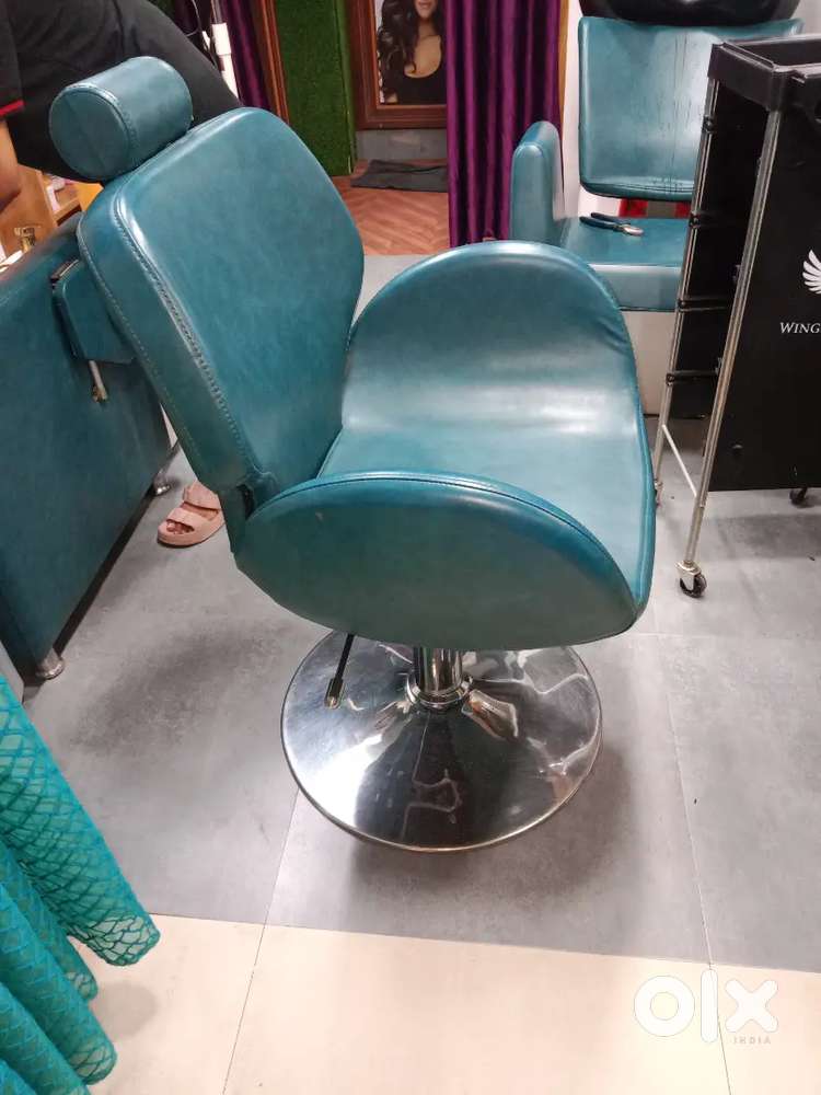 Salon chair good condition less use 6 month old only
