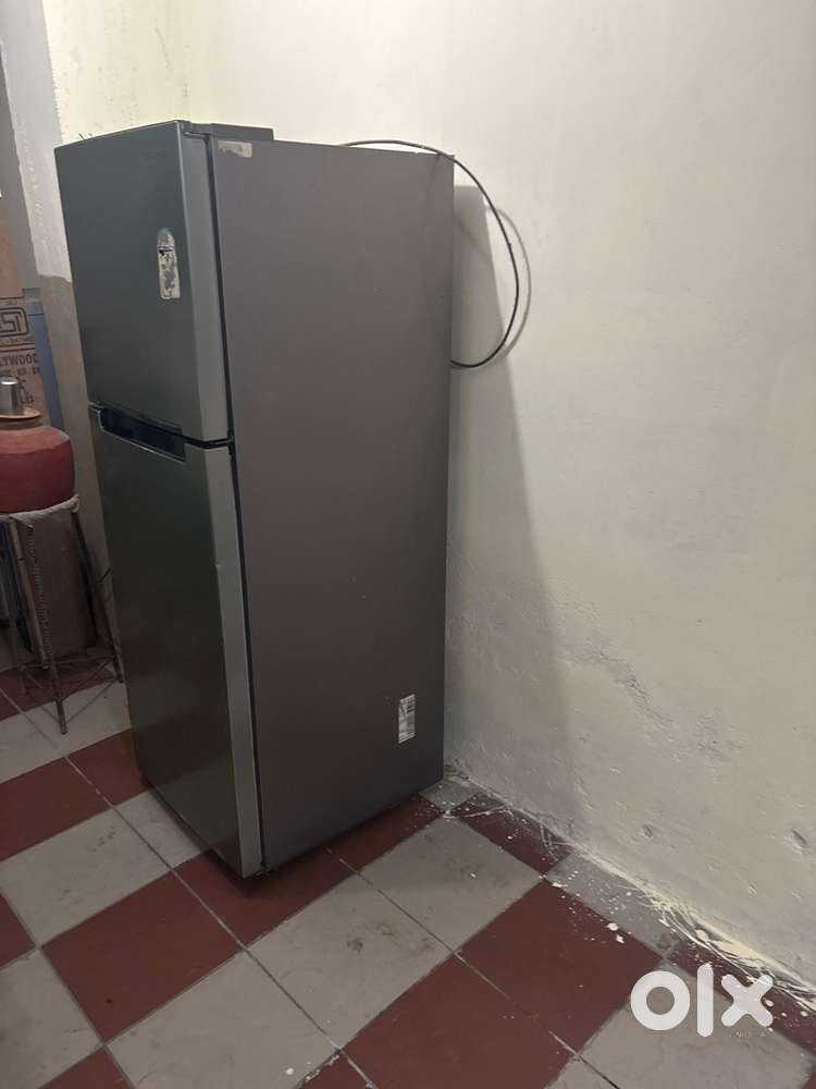 Double door refrigerator