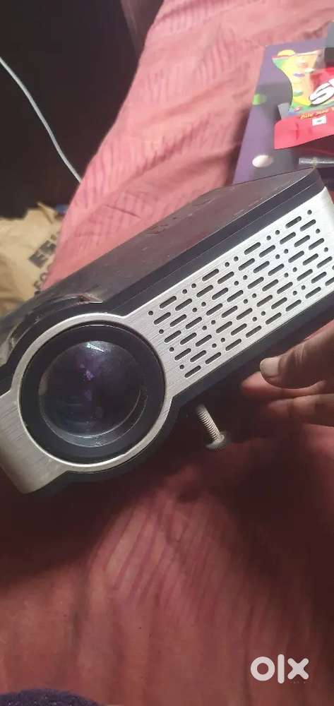 E-Gate i9 Projector 1 year old - No box Only Projector plus long HDMI