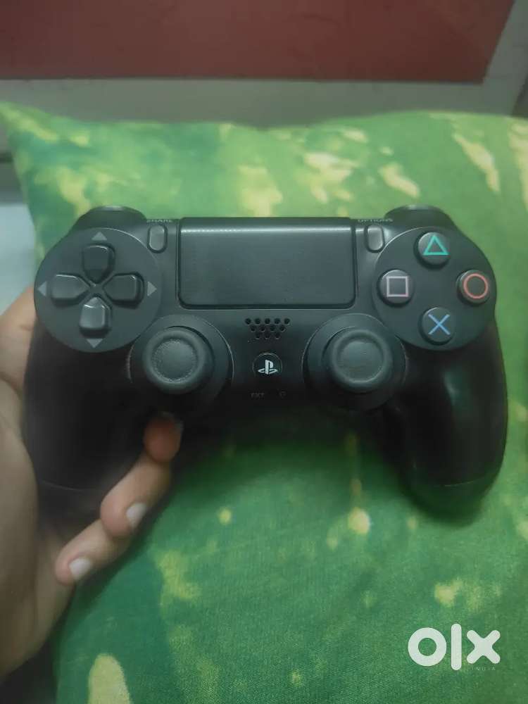 Ps4 dualshock controller and some games separately