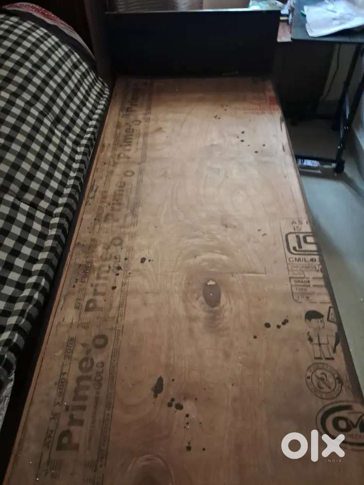 Double bed - set of two single bed 3by 6 ft with mattres