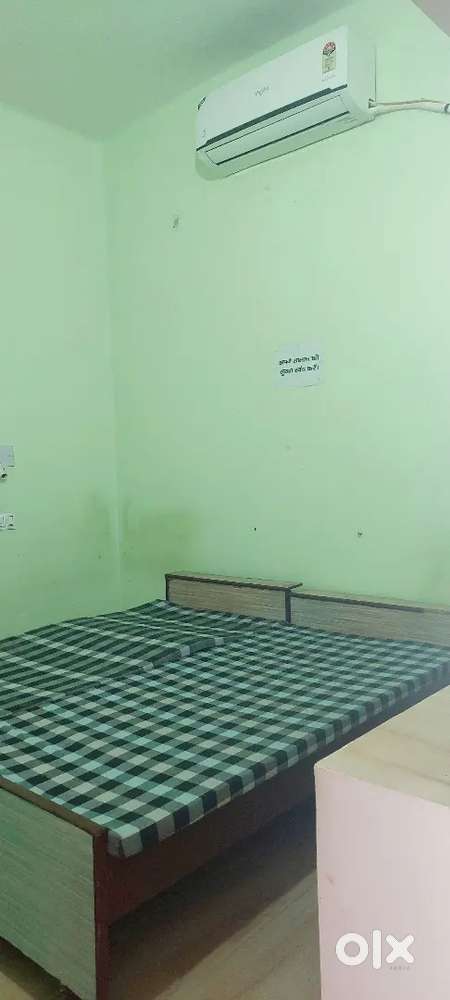 अपनाघरPGमेROOM और BED नौकरीवालो#स्टूडेनटस#NEAR METRO CITY FLATनिशातगंज