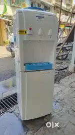 Water dispenser hot and cold
