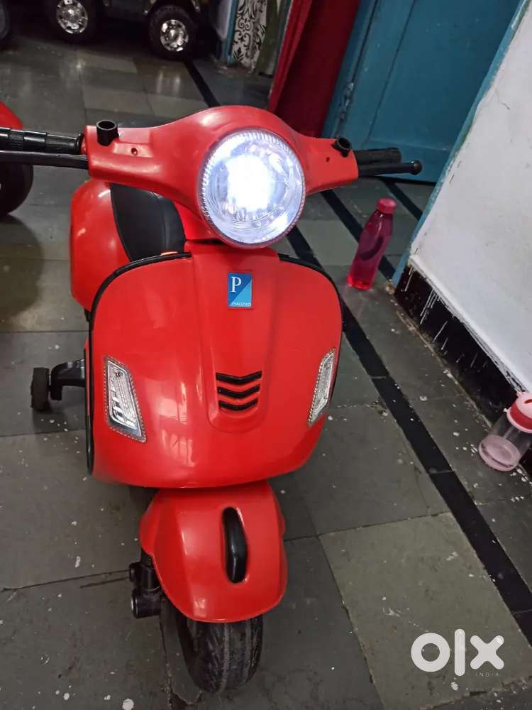 Kids battery Vespa scooter