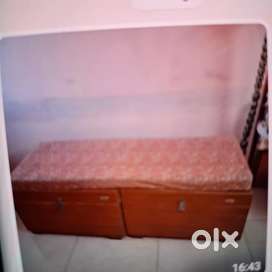 Setti with cushion and storage