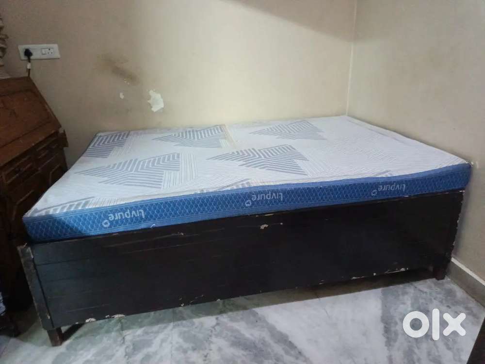 Single bed with newly purchased matteress
