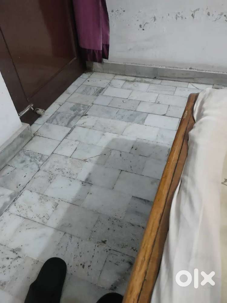 “घर के काम के लिए एक मेड चाहिए, सुबह 8 बजे से शाम 6 बजे तक.