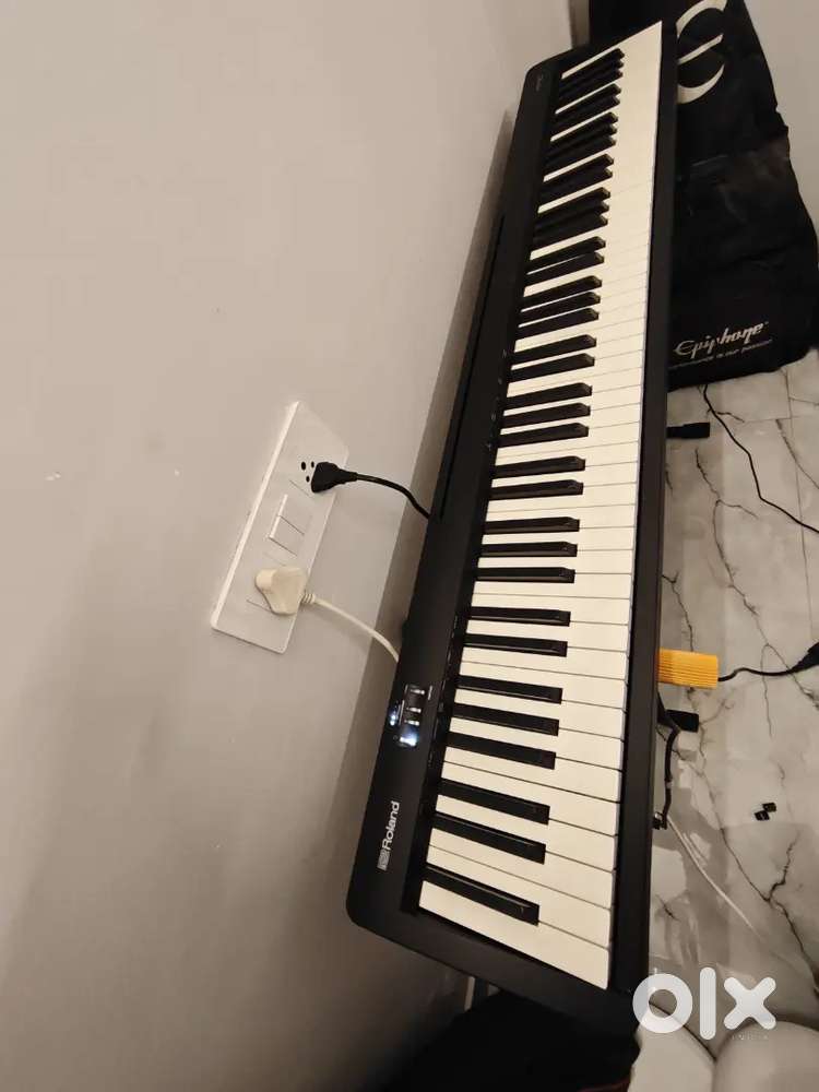 Roland FP-10 Digital Piano with stand, padel