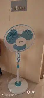 Pedestal fan, 3 plastic chairs and writing table