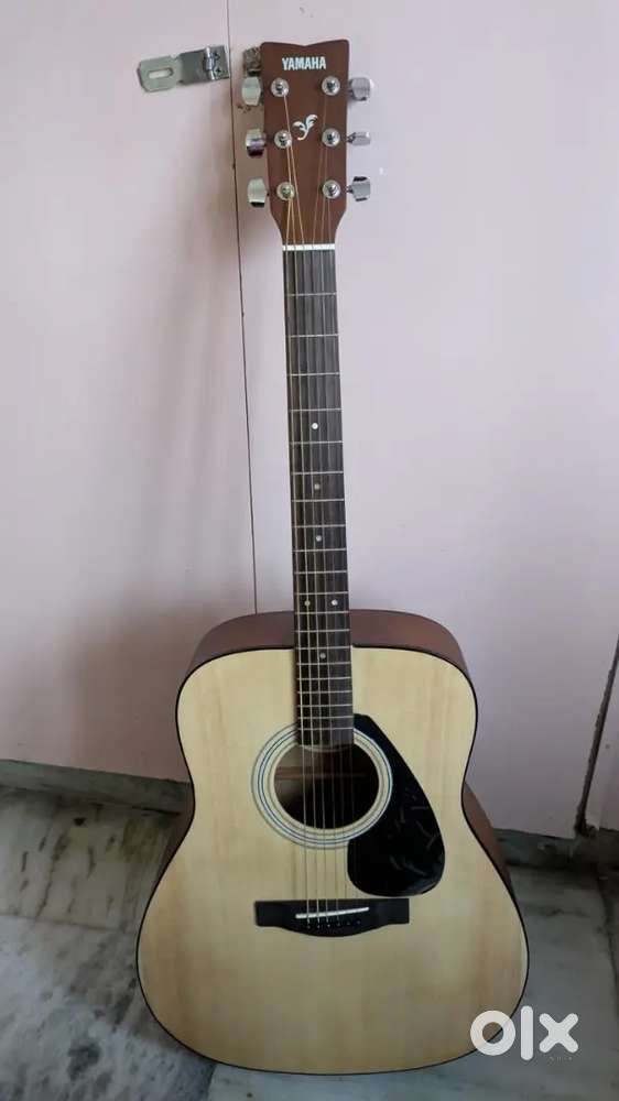 Yamaha f280 Acoustic guitar