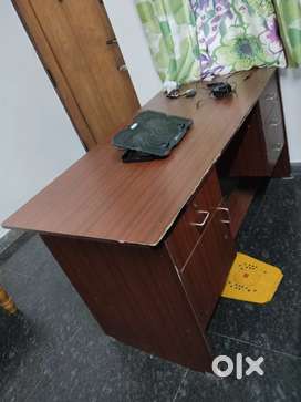 Office table with 4+ cabins