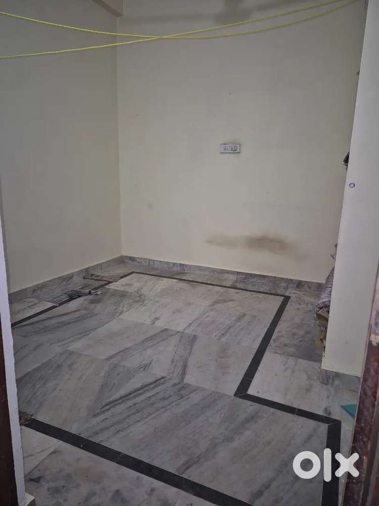 सिर्फ लड़कियां या परिवार वाले रह सकते है