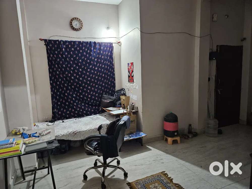 Rent 1 bhk in kiran nagar near t point Nizamuddin,need 1 male roommate