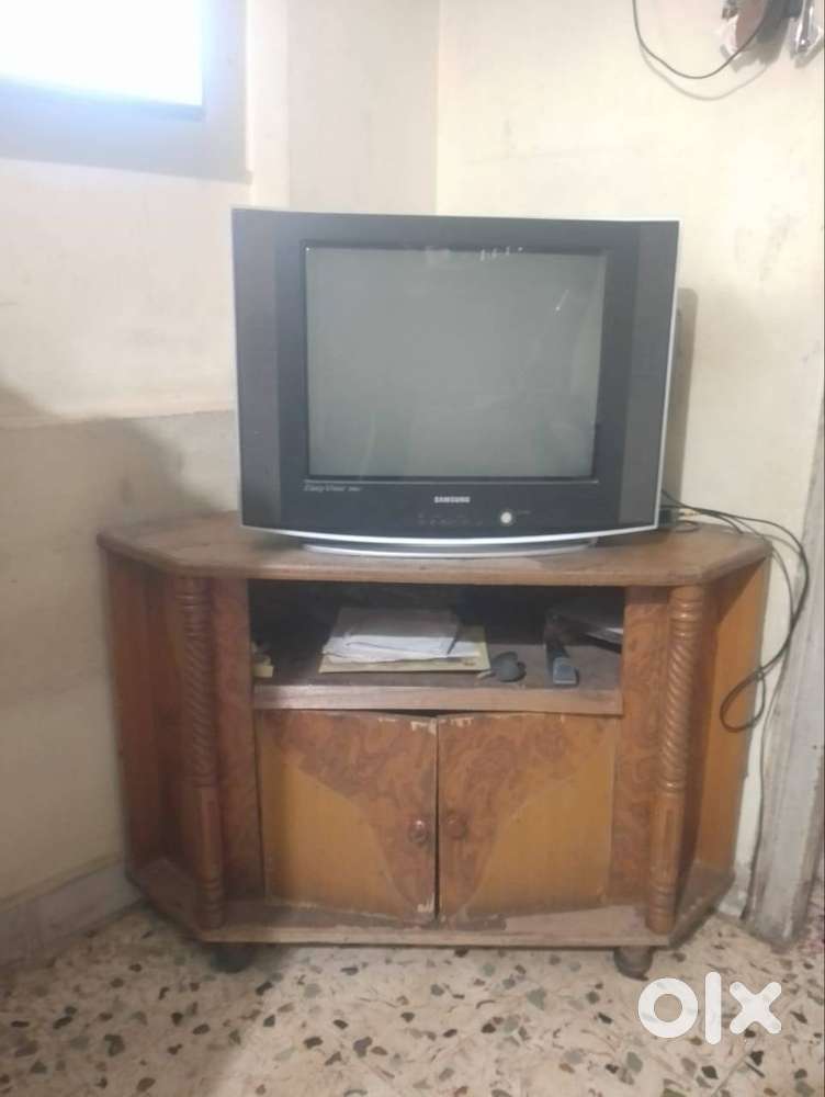 ટીવી અને ટીવી સ્ટેન્ડ વેચવાનું છે.