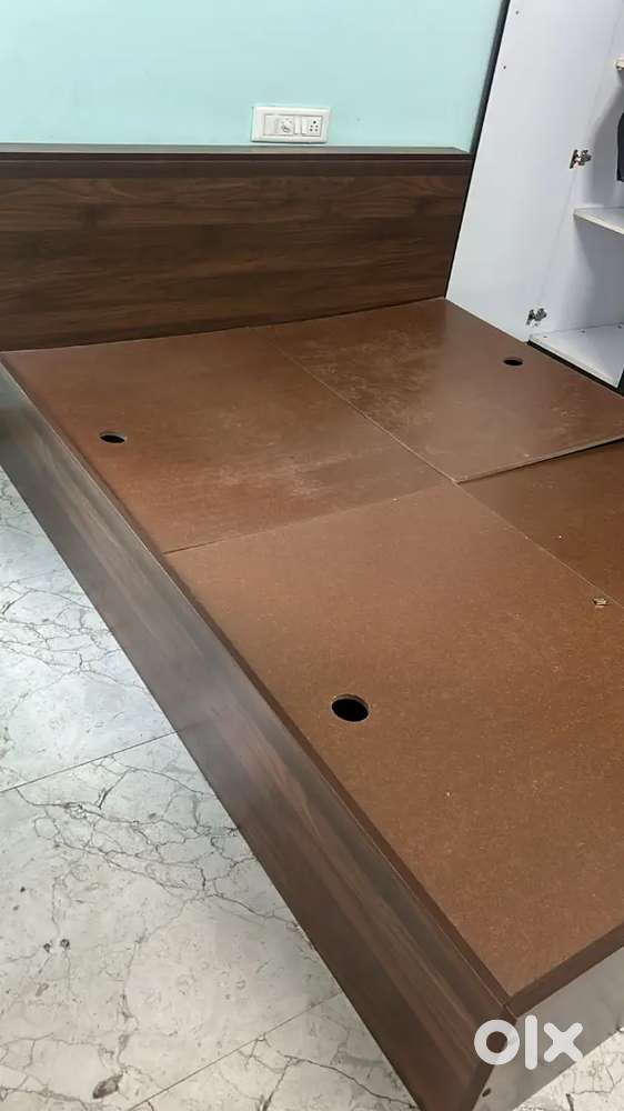 Qeen size wooden bed